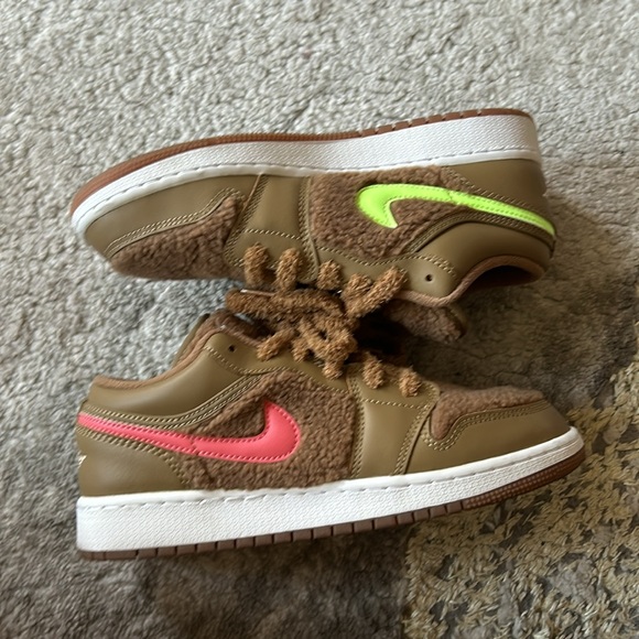 Air Jordan 1 Low Utility GS 'Teddy Bear' - Picture 3 of 5